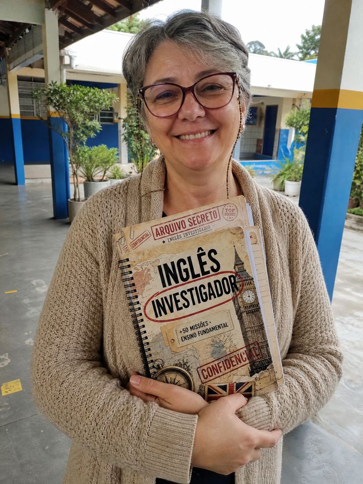 Patrícia Nogueira mostrando o kit Inglês Investigador
